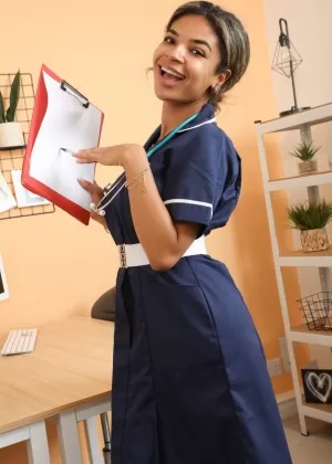 Миниатюрная азиатская медсестра Марика Хасе снимает свою униформу и нижнее белье