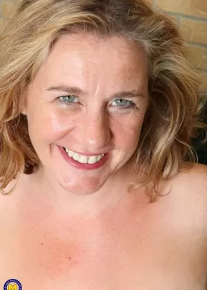 Зрелая толстушка выставляет свою большую задницу напоказ за своим домом