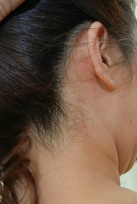 Грудастая азиатская пума Ава Дивайн соблазняет молодого человека в черной мини-юбке