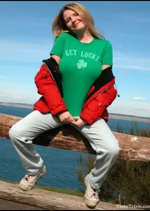 Стройная любительница-подросток в рваных джинсах раздевается и дразнит свою щелочку