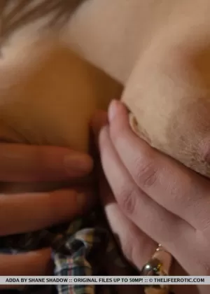 Возбужденная молоденькая Адда играет со своими сосками и киской после катания на велотренажере