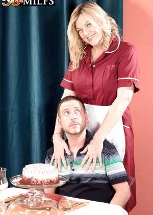 Более 50 лет блондинка пума в униформе горничной Лена Льюис принимает сперму в рот