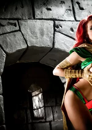 Грудастая рыжеволосая Бритни Эмбер моделирует топлесс в костюме для косплея