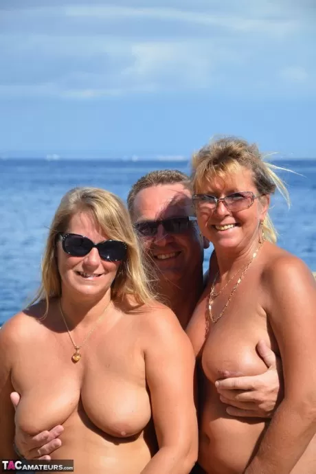 Пухленькая голая сладкая Сьюзи балуется раком в жарком сексе втроем на пляже