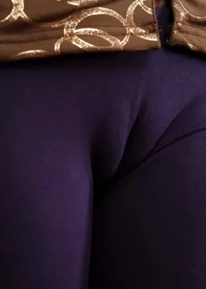 Брюнетка соло девушка в чулках в сеточку ухаживает за своей пухлой киской