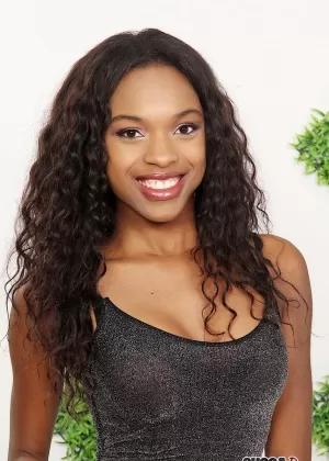 Голая негритянка с пузырчатой попкой трет свою киску о подлокотник кожаного кресла