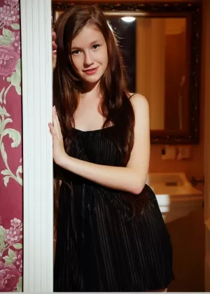 Молодая Эмили Блум в платье, выставляющая напоказ большие сиськи и обнажающая подстриженную киску крупным планом