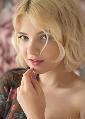 Молоденькая блондинка с задницей, за которую можно умереть, ласкает свою бритую вагину