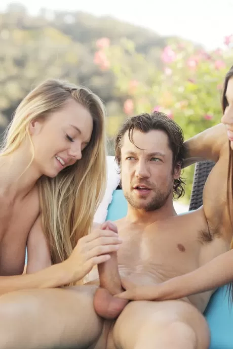 Три великолепные девушки сосут гладят и трахают один член у бассейна