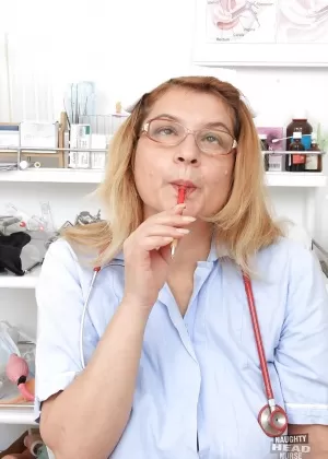 Толстушка с фантастическими большими сиськами Саренна Ли снимает свою униформу медсестры