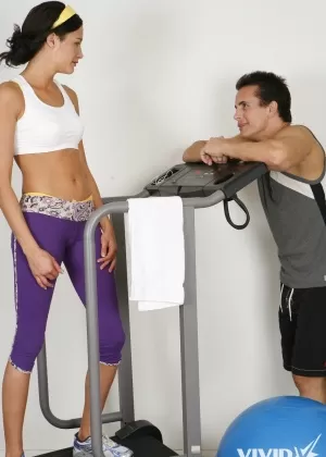 Грудастая порнозвезда в спортивной тренировочной одежде трахается с большим членом