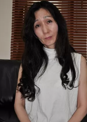 Зрелая азиатка Лесси Нобуэ Тоесима раздевается и дразнит свою волосатую пизду