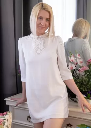 Высокая блондинка Аврора Скай встает на колени, чтобы получить денежный шот после траха