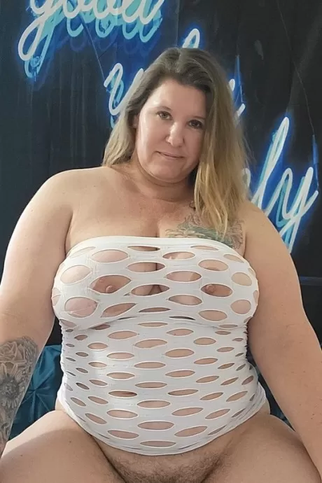 Толстая грудастая любительница Крис Энн раздвигает пальцем свою натуральную киску во время сольного действия