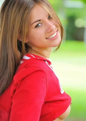 Непослушная девочка-подросток снимает свою толстовку, прежде чем поигрывать своей киской на каменных ступенях