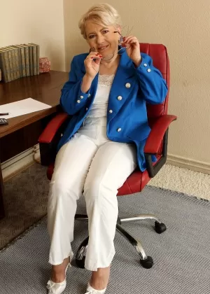 Офисная леди Мими раздевается догола на рабочем месте и показывает свои прелестные изгибы