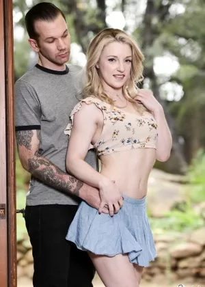 Сексуальная милфа Вивиан Лазурь раздевается догола у бассейна, прежде чем начать ММФ секс