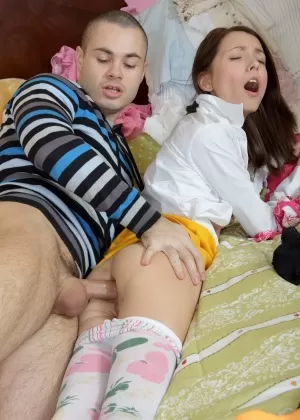 Стройный подросток стягивает леггинсы перед жестким действием из жопы в рот