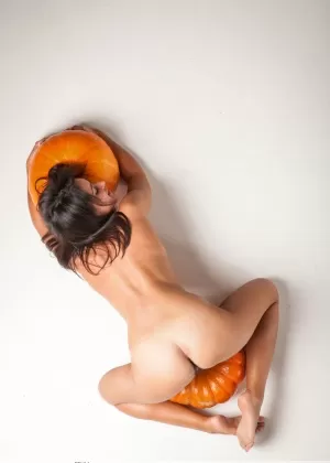 Симпатичная молоденькая Сигрид собирает свои рыжие волосы в конский хвост во время великолепных обнаженных поз