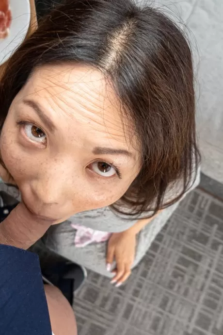 Японская жена Мидори Минами щеголяет спермой в жопе после сервировки ужина и траха