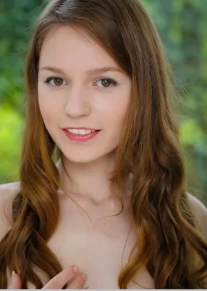 Симпатичная молоденькая Софи Шейн укладывает свои волосы, демонстрируя свою узкую щелочку