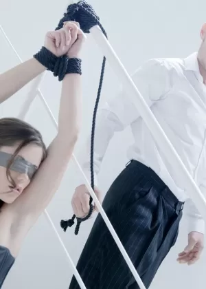 Белокурой красотке Кларисе Леоне завязывают глаза для сосания члена в туалете