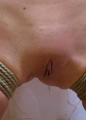 Пожилая женщина раздвигает свой рот киску и жопу во время игры с горячим воском