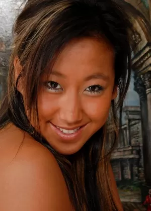 Сексуальные горничные Синтия Долл Ивана Шугар и Ханна Свит ублажают одного парня