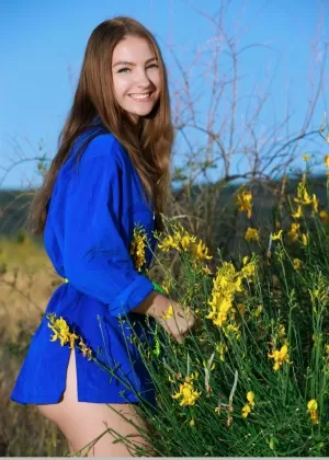 Русская подросток Изабель А позирует полностью обнаженной перед цветущим кустом