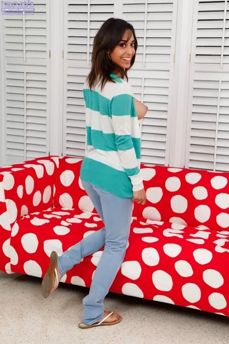 Татуированная латиноамериканка шлюшка раздевается догола и дрочит свою голодную пизду 2