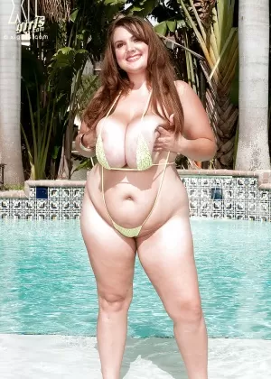 Брюнетка толстушка Мэнди Мейсон сверкает толстыми сиськами и задницей в сольной съемке