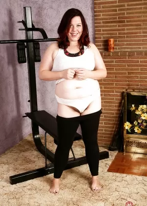 Пухленькая Терина делает минет крючковатому члену и кончает на толстые сиськи