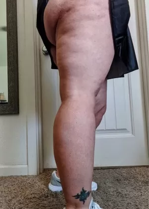 Зрелая толстушка грудастая Крис Энн пальчиком трахает свою киску после того, как облизала сосок