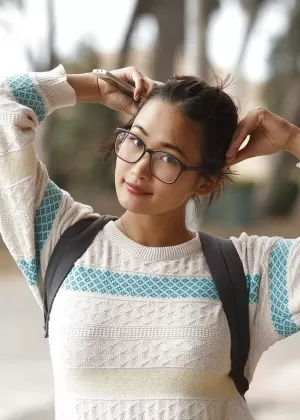 Очаровательная Азиатская красотка Саки Кисима демонстрирует свои удивительные изгибы на открытом воздухе