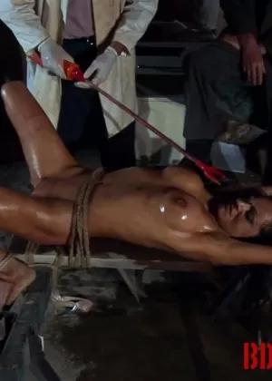 Би-девушек в очках обливают мочой и спермой внутри клетки