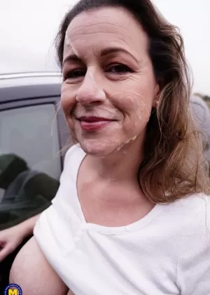 Похотливая бабуля Ева Джейн получает сперму на лицо после групповухи в поле