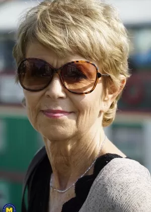 Зрелая женщина Романа приводит молодого мужчину домой и трахает его после минета.