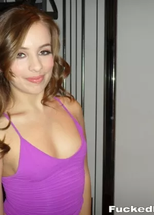 Пожилая толстушка в спортивном тренировочном костюме выхватывает большие сиськи для игры с сосками