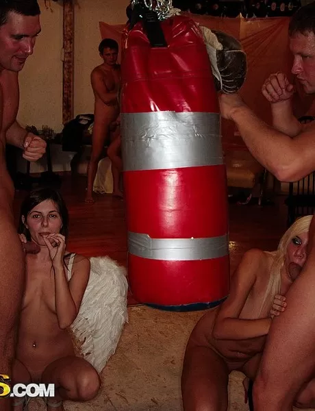 Студенты колледжа раздеваются перед началом группового секса на  12