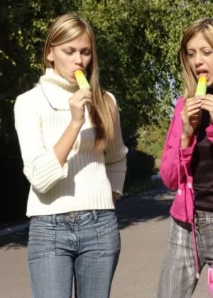 Любительская блондинка Анника Хьюстон сосет пару членов на публике