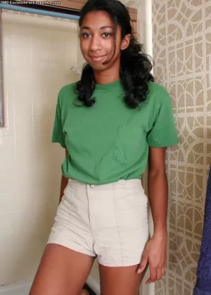 Тощая зрелая негритянка Джейден раздвигает длинные ноги, чтобы показать горячую черную киску