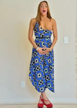 Одетый подросток мигает красными трусиками под юбкой, прежде чем раздеться догола