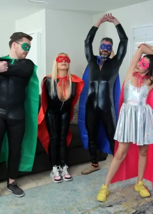 Брюнетка любительница Наталья Найс моделирует блестящие наряды и чулочно-носочные изделия на кровати