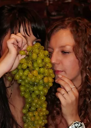 Сочные студентки демонстрируют свои навыки сосания и траха на вечеринке