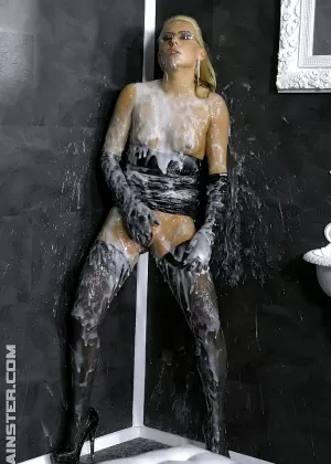 Зрелая азиатка Ава Дивайн и ее занудная подружка отсасывают белым и черным мужчинам