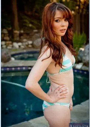 Азиатская соло-девушка Синди Старфолл снимает свое бикини, чтобы позировать обнаженной на розовых каблуках