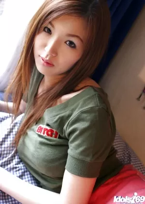 Красивая азиатка с крошечными сиськами раздевается голышом в окне