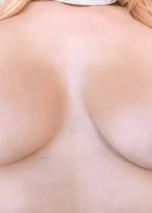 Тучная блондинка Кендра Ли Райан откупоривает свои гигантские сиськи, прежде чем обнажить свой куст