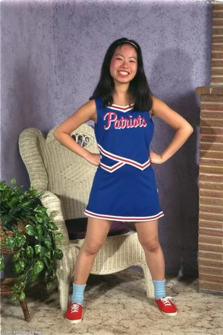 Азиатская любительница Айви сбрасывает униформу болельщицы для обнажения волосатой пизды