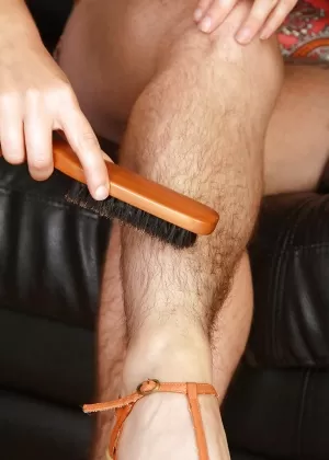 Зрелая рыжеволосая красотка Велма ласкает свою очень волосатую пизду расческой